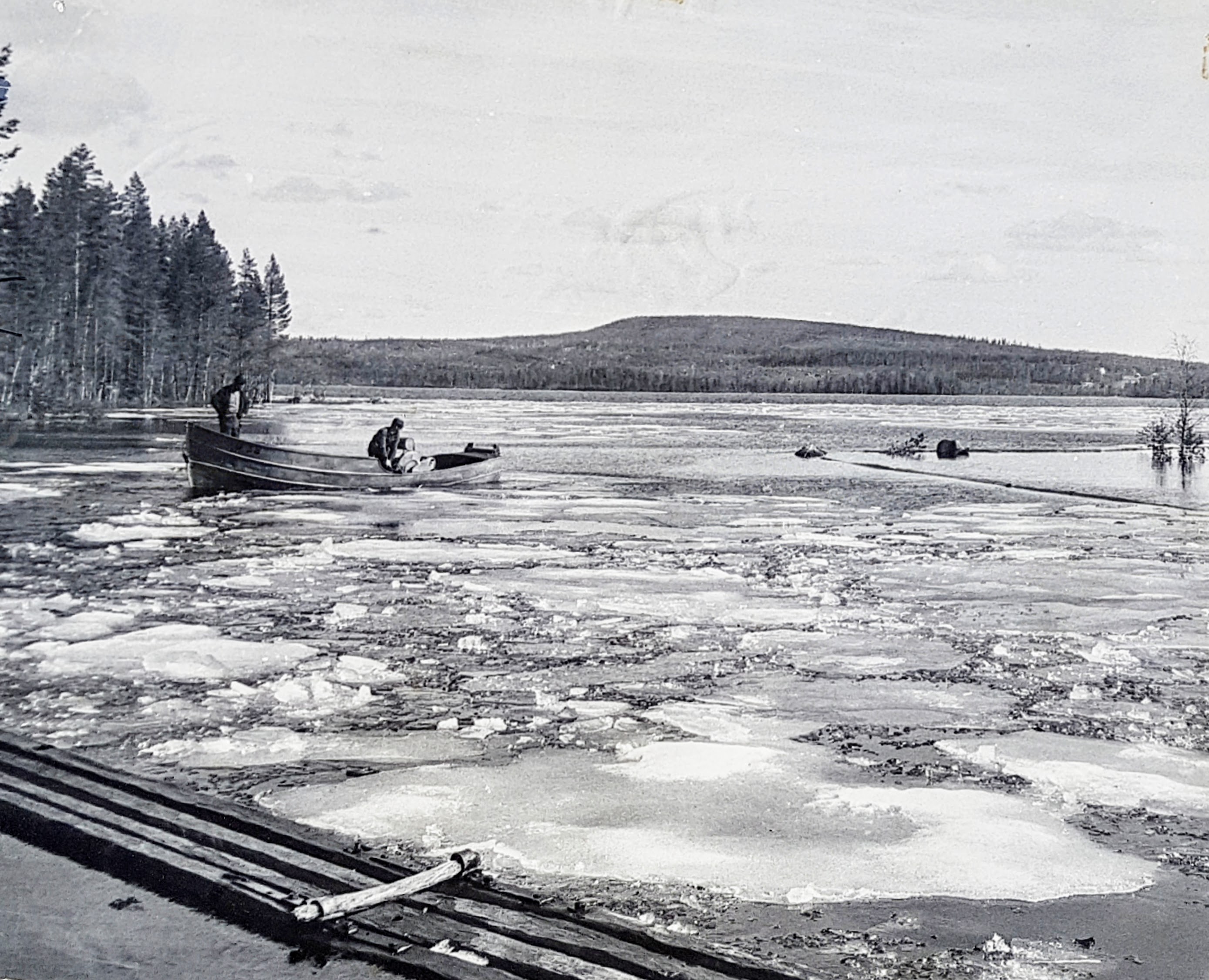 Dags för flottning, islossning och vid Hemsjöns utlopp vid dammen. Kuno From i fören. Någon gång på 60-talet. Fotograf: James Bergström